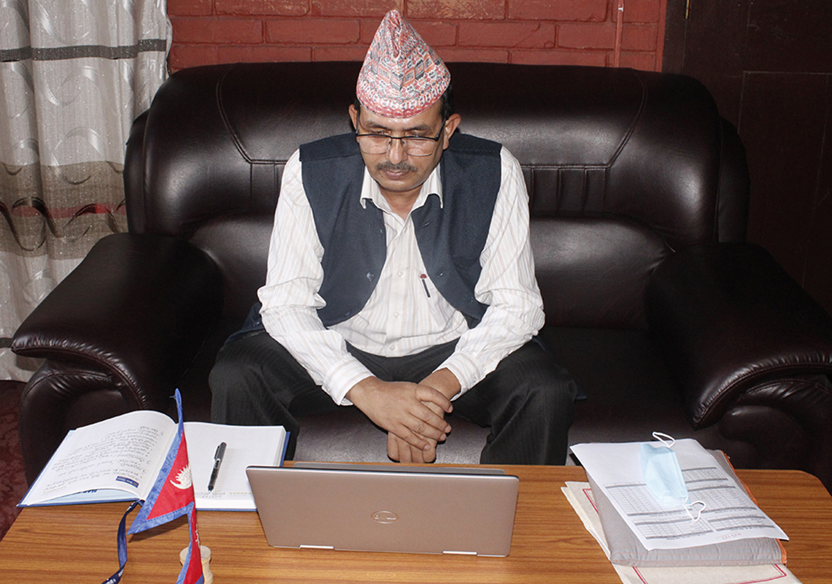 स्वास्थ्यमन्त्री ढकालद्वारा कोभिड अस्पतालका निर्देशकहरुसँग अन्तरक्रिया