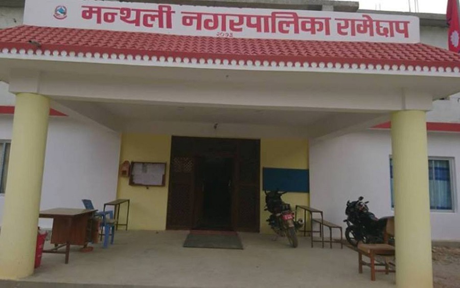 रामेछापमा कोरोना संक्रमितको संख्या दिनानुदिन बढ्दै, मन्थली नगरपालिका ५ दिनका लागि बन्द