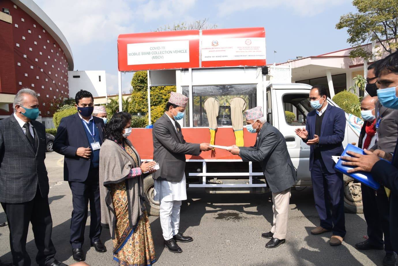 काठमाडौं महानगरपालिकाले थाल्यो मोबाइल भ्यानमार्फत स्वाब सङ्कलन