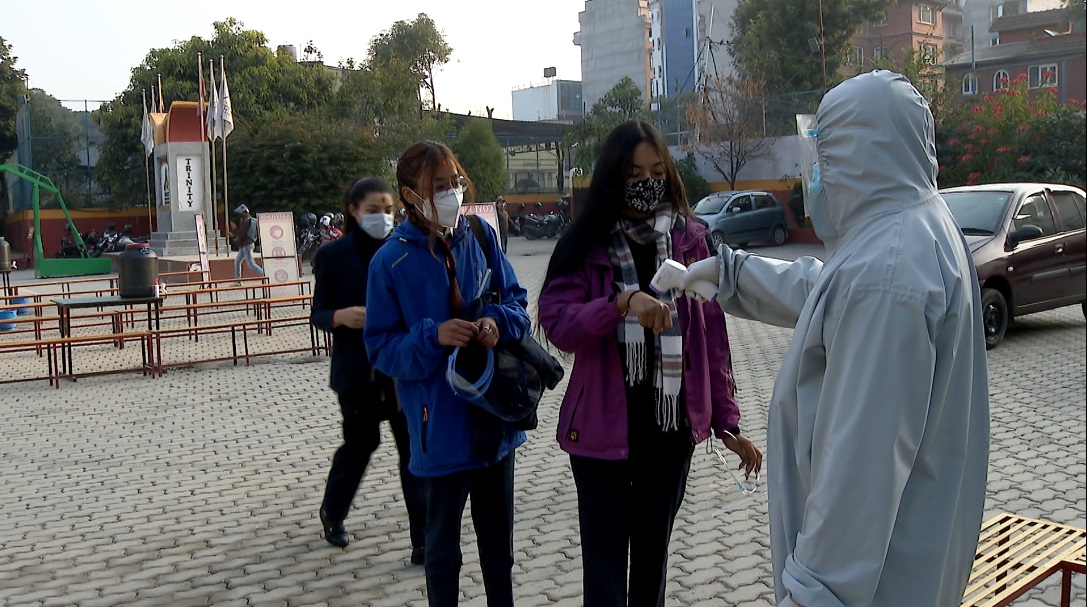 अन्तत कक्षा १२ को परीक्षा सुरु, विद्यार्थीहरुले पहिलोपटक मास्क र फेस सिल्ड लगाएर परीक्षा दिए