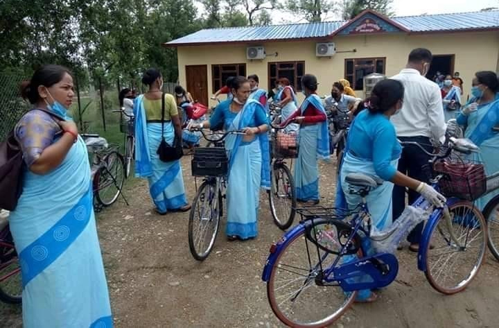 साइकल उपहार पाएपछि  महिला स्वास्थ्य स्वयंसेविका दंग
