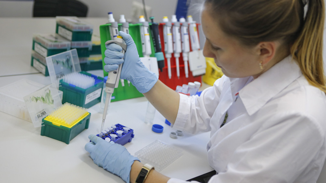 रुसमा सुरु भयो कोरोनाविरुद्ध खोप अभियान