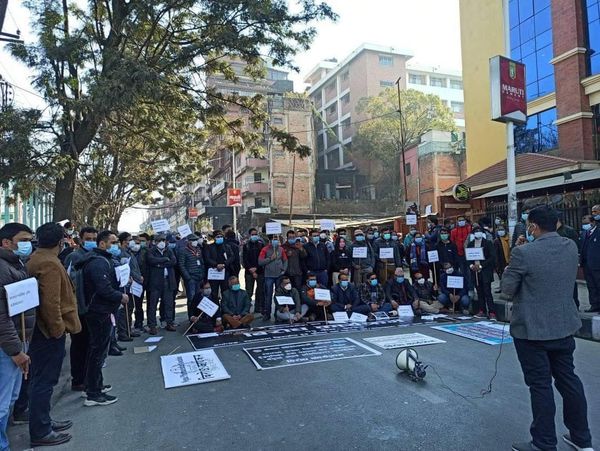 स्वास्थ्य संस्थामा हुनुपर्ने स्वास्थ्यकर्मी कोरोनाका बेला सडक तताउँदै