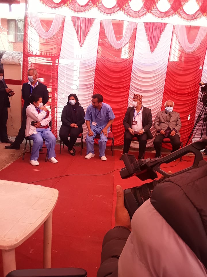 ८० वर्षीय डा. चित्रबहादुर अमात्यले लगाए कोरोनाविरुद्धको खोप