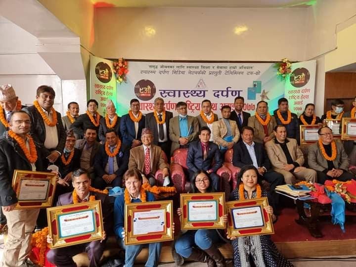 सात स्वास्थ्य पत्रकारसहित चिकित्सकहरु सम्मानित
