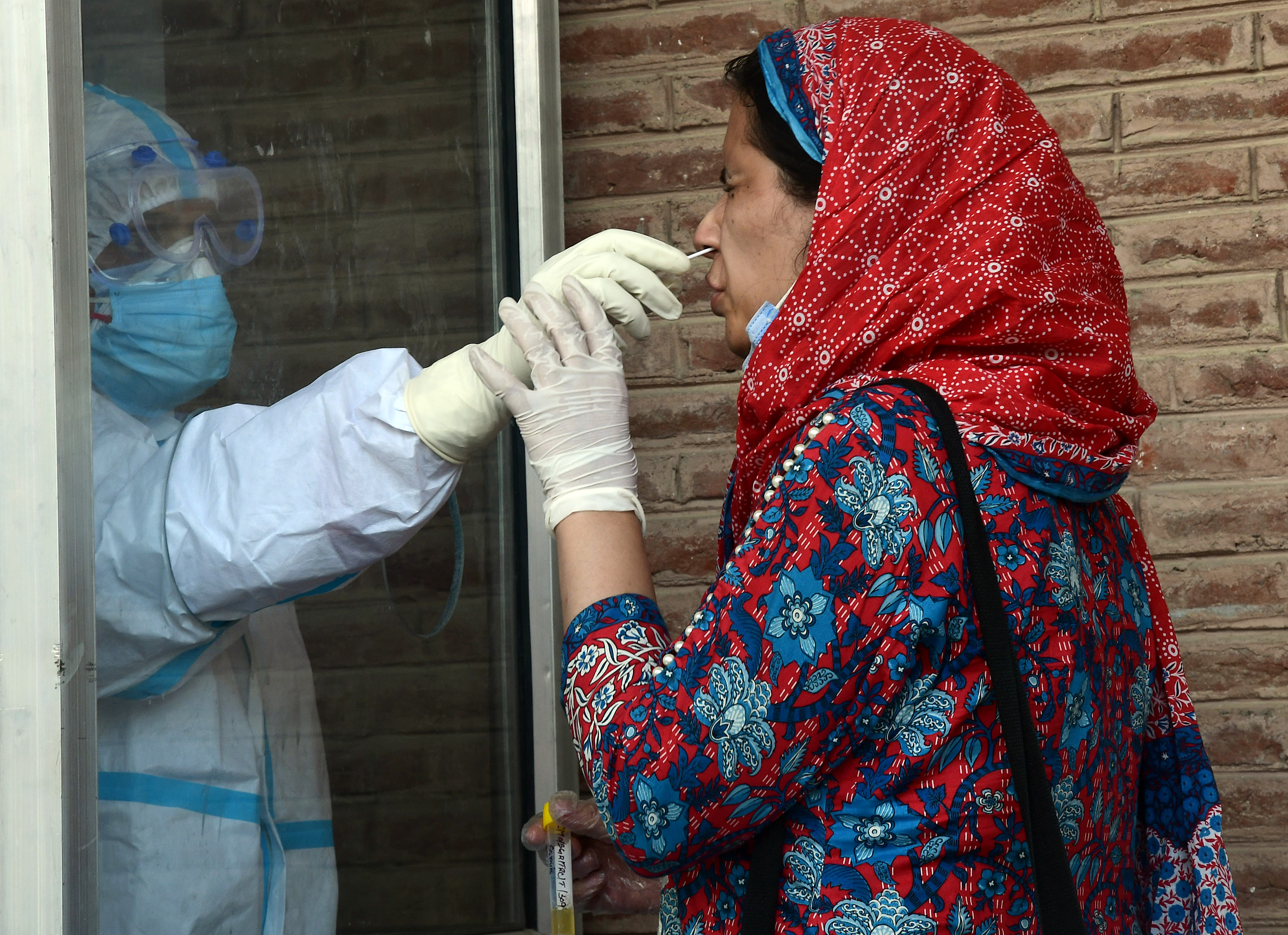 नेपालमा उकालो लाग्दै कोरोना ग्राफ , आज अत्यधिक संक्रमित