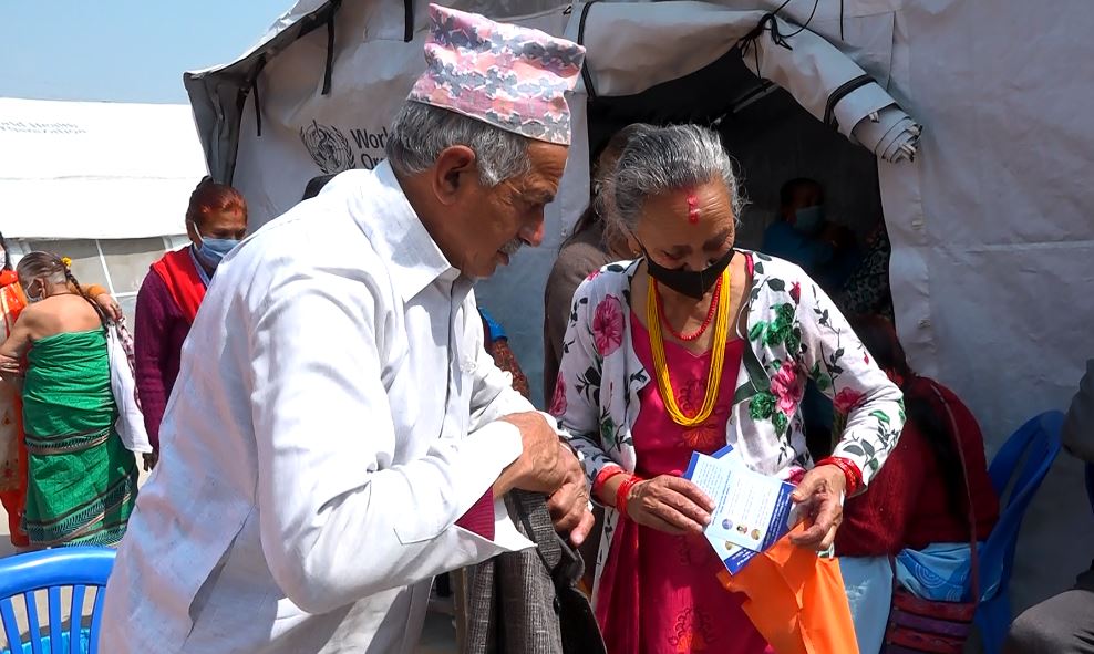 कोरोना खोप लगाउन पाउँदा जेष्ठ नागरिक उत्साहित, भन्छन् 'अब त धेरै बाँचिन्छ'