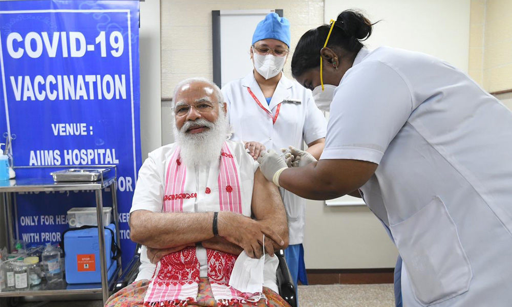 प्रधानमन्त्री नरेन्द्र मोदीले लगाए कोभिड-१९ विरुद्धको खोप
