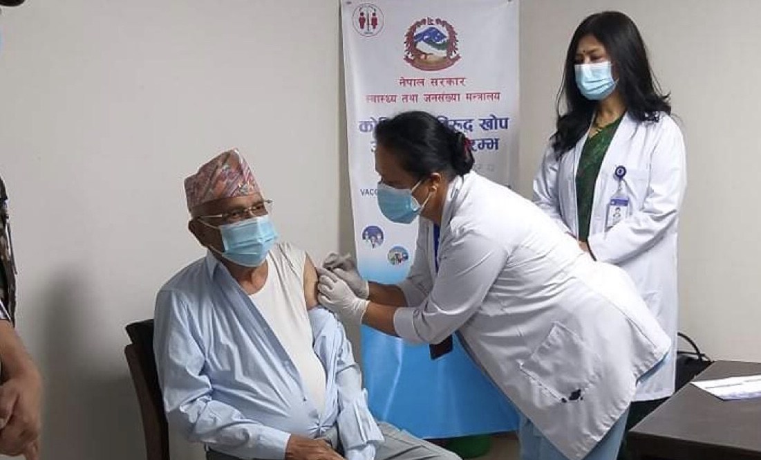 प्रधानमन्त्रीले लगाउनुभयो कोरोनाविरुद्धको खोप