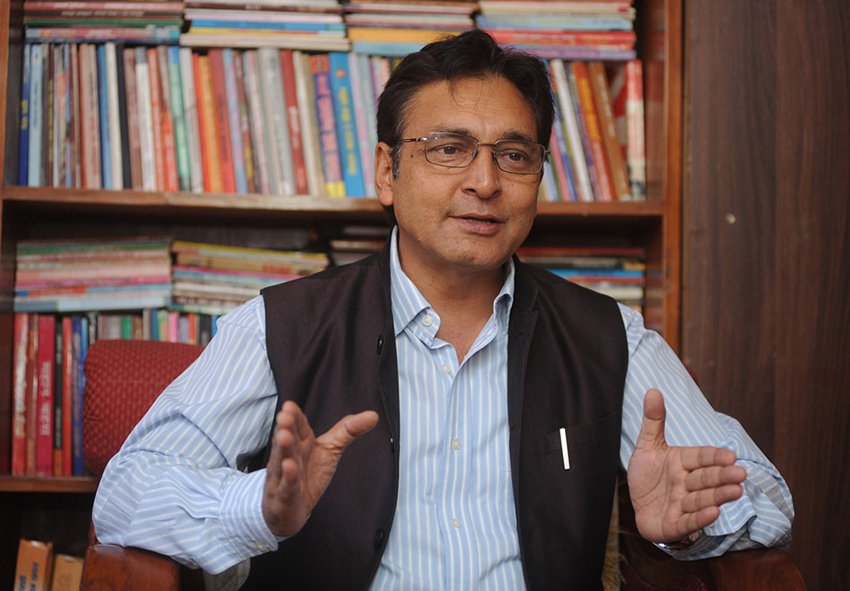 कोरोना संक्रमण देखिएपछि उर्जामन्त्री टोपबहादुर रायमाझी सैनिक अस्पताल भर्ना