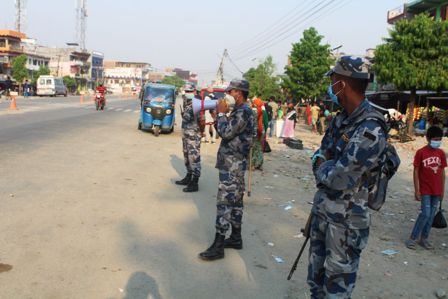 लकडाउन उल्लङ्घन गर्नेलाई धमाधम कारवाही गर्दै प्रहरी