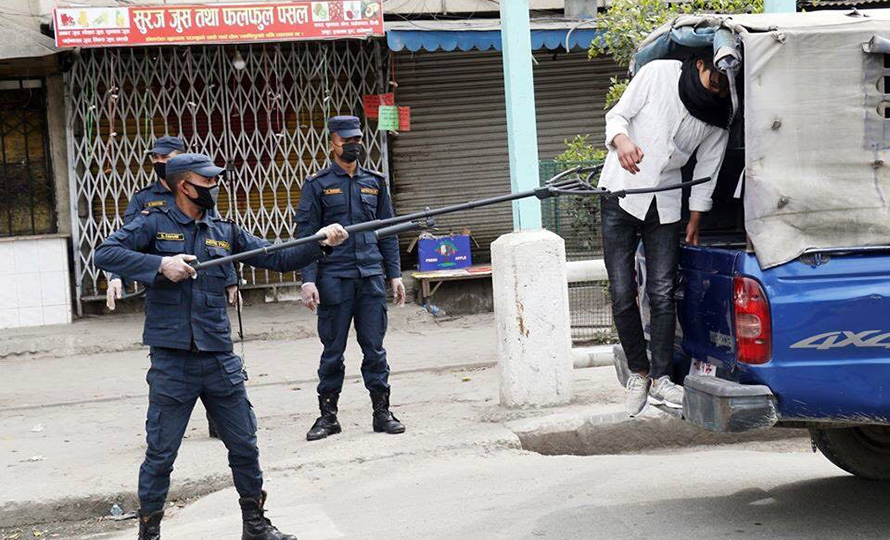अत्यावश्यक काम बाहेक घरबाहिर निस्किए कारबाही