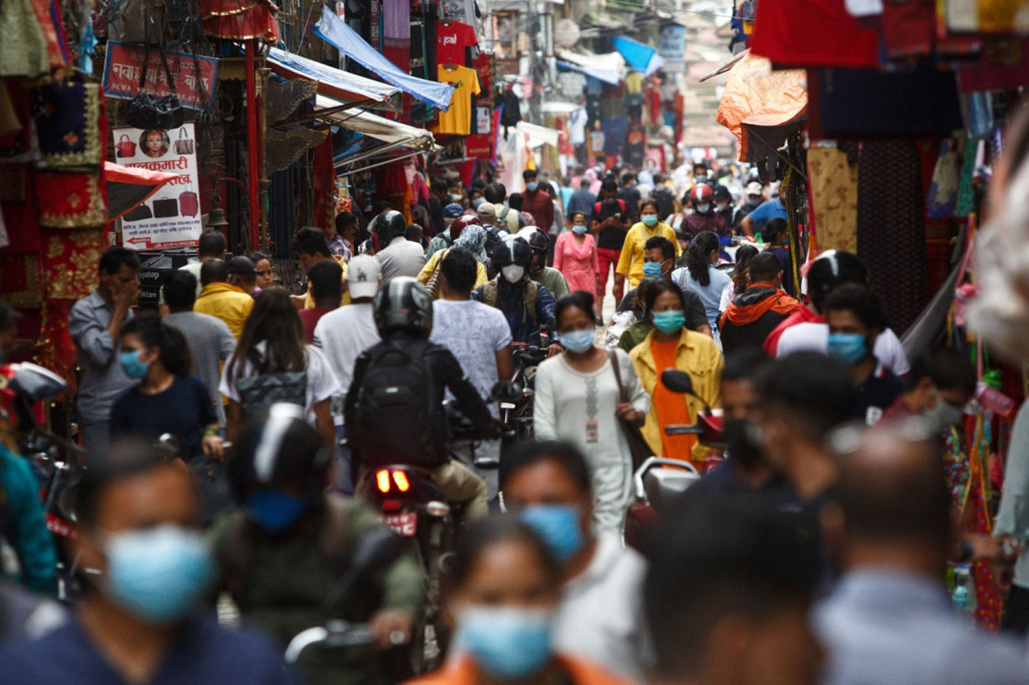 जनस्वास्थ्यका मापदण्डको पालनामा हेलचेक्र्याइँ, फेरि जोखिम बढ्न सक्ने विज्ञको चेतावनी