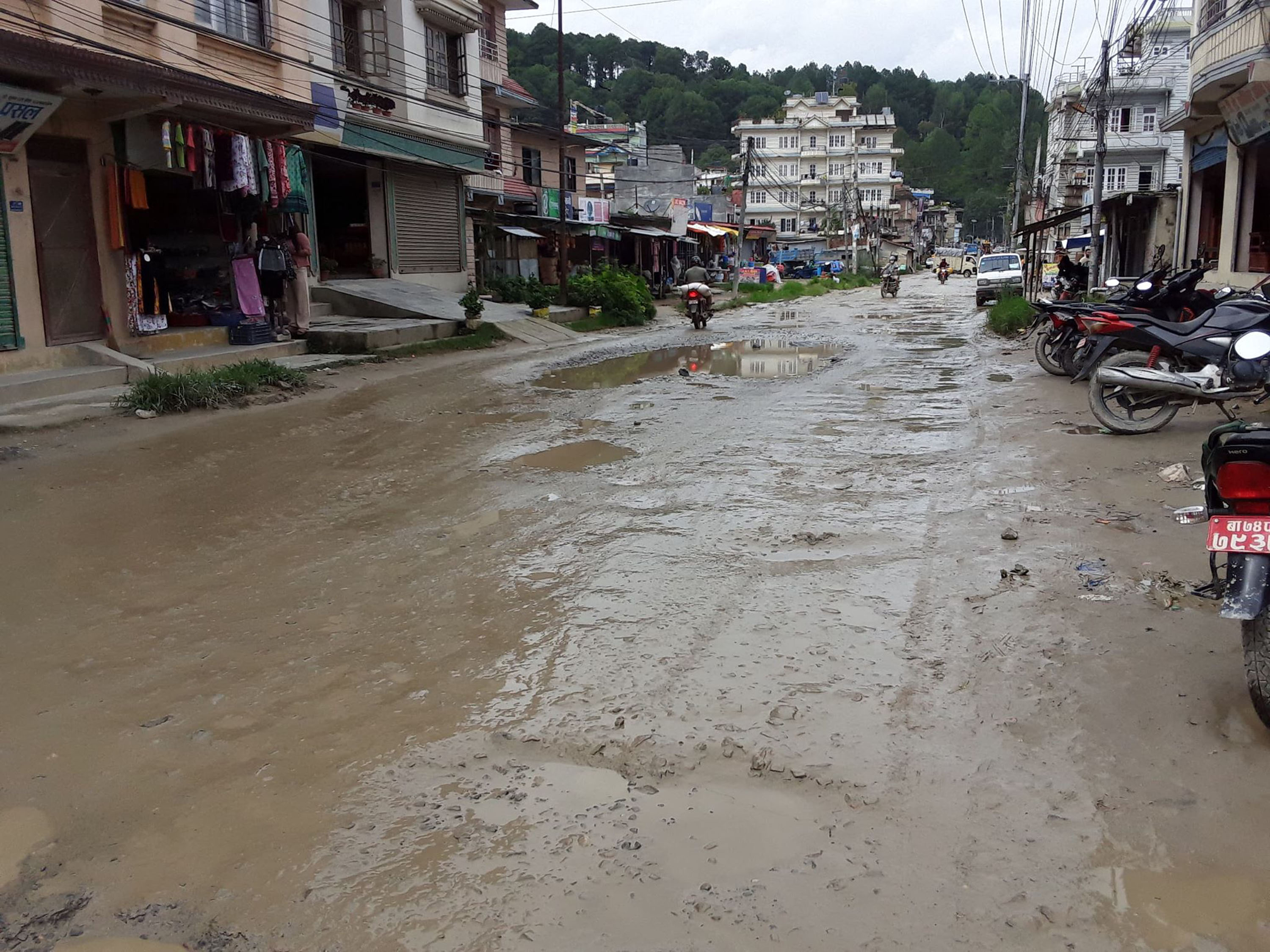 अस्पतालअघिको सडक जीर्ण, एम्बुलेन्सलाई बिरामी बोक्न सास्ती