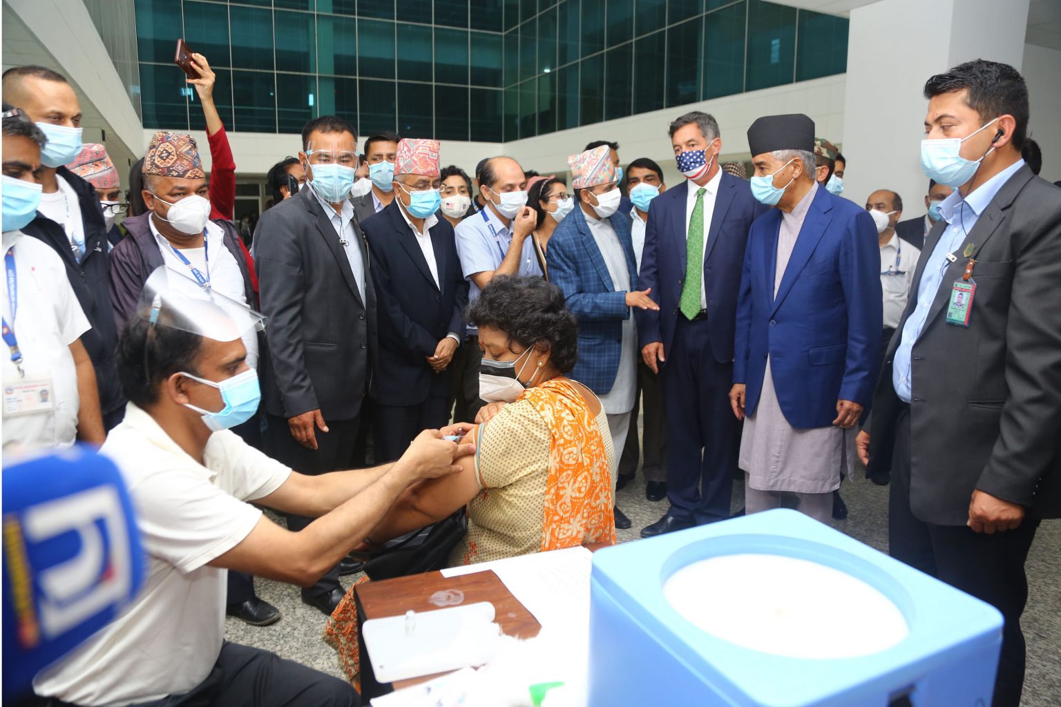 प्रधानमन्त्री देउवाद्वारा खोप केन्द्रको निरीक्षण