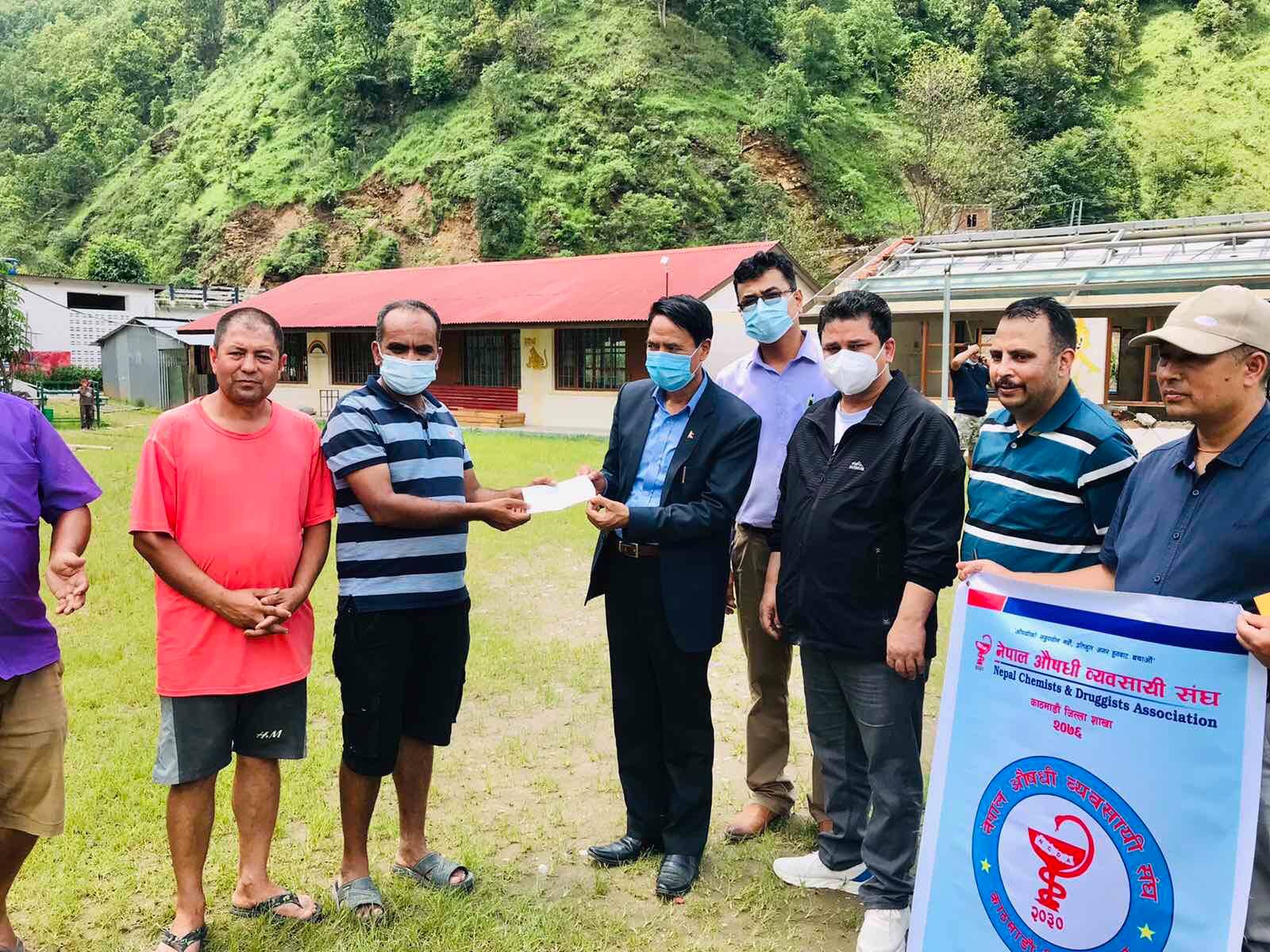बाढी पहिरो पीडित मेलम्ची र हेलम्बुका औषधि व्यवसायीहरूलाई आर्थिक सहयोग प्रदान