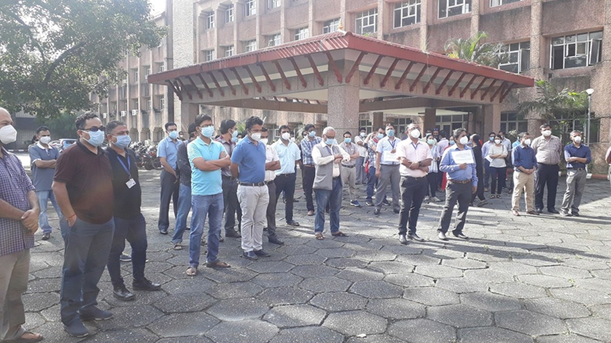बीपी प्रतिष्ठानका चिकित्सक र कर्मचारी काम छाडेर आन्दोलनमा