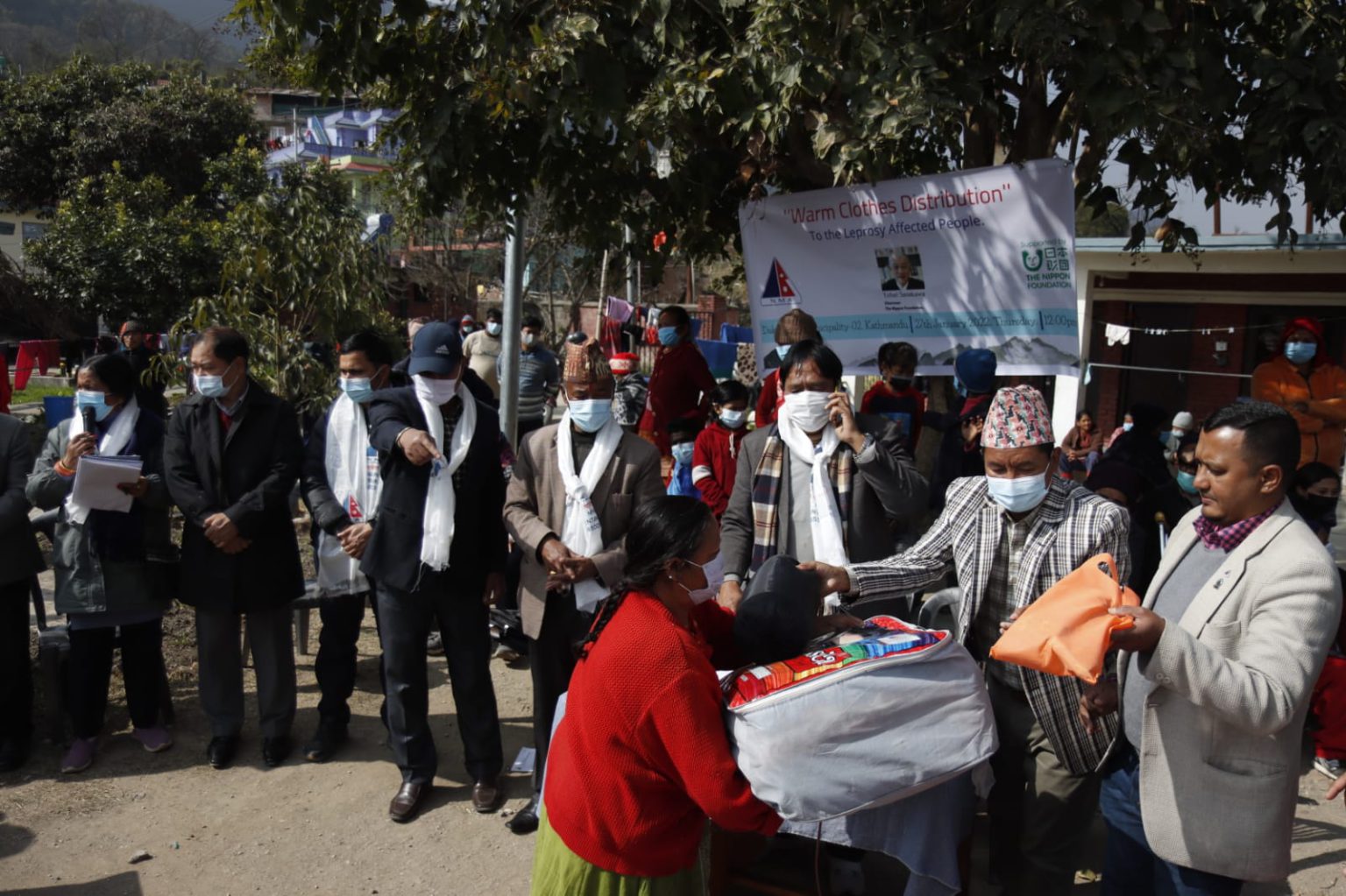 कुष्ठरोगीलाई न्यानो कपडा र स्वास्थ्य सामग्री वितरण