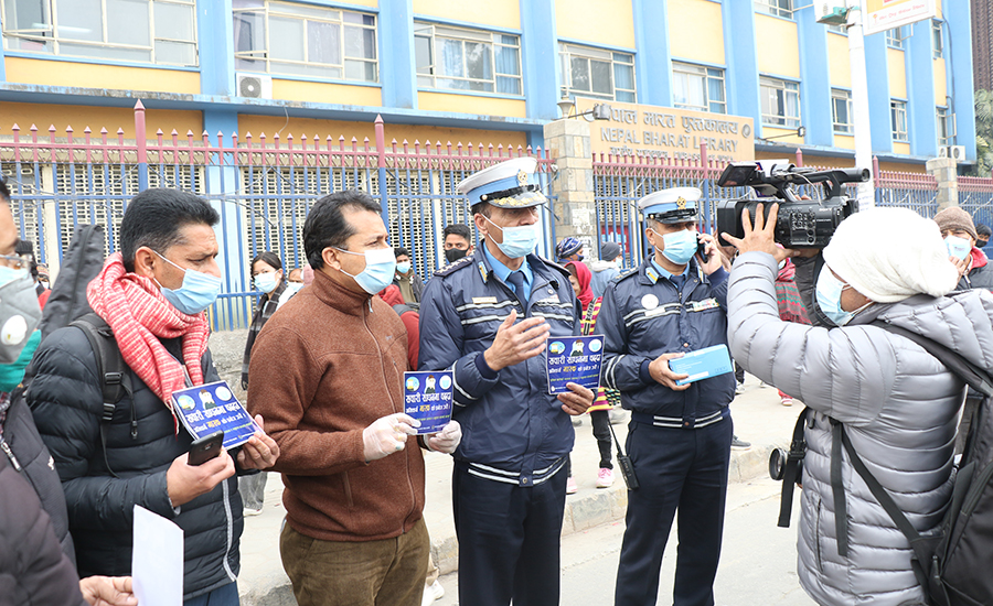 उपत्यकामा ट्राफिक प्रहरीद्वारा मास्कको प्रयोग गर्न स्टिकर अभियान शुरू