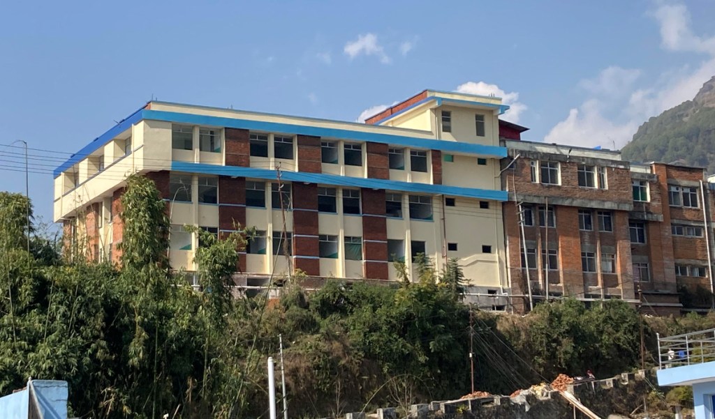 आठ वर्षपछि निर्माण सम्पन्न हुँदै धवलागिरि अस्पतालको भवन
