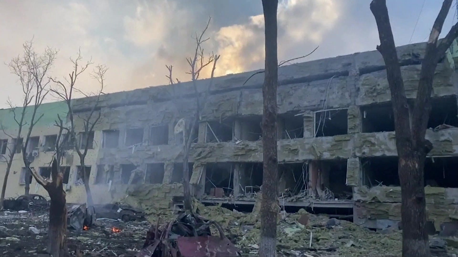 युक्रेनको एक प्रसुति तथा बालअस्पतालमा रुसको आक्रमण