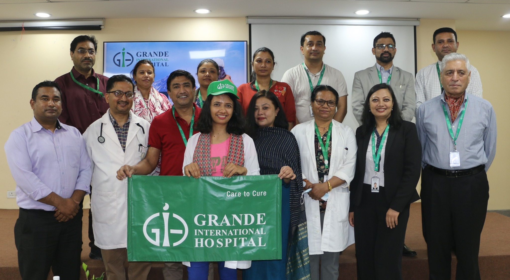 डा. प्रिती भुसालले महिला डाक्टरको प्रतिनिधित्व गर्दै सगरमाथा आरोहण गर्ने
