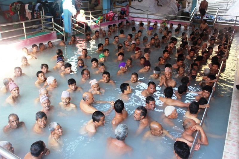 प्राकृतिक चिकित्सालयः वार्षिक २० हजार बिरामी पुग्छन् तातोपानी