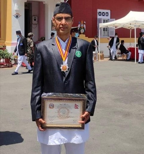 ओम समाज डेन्टल अस्पतालका वरिष्ठ चिकित्सक डा.सुवास घिमिरे राष्ट्रपतिमार्फत विभूषित