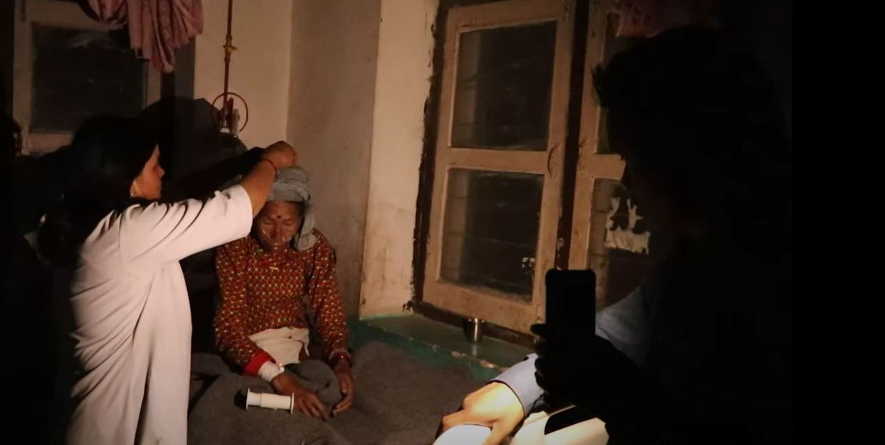डोल्पाको जिल्ला अस्पतालमा टर्च बालेर बिरामीको उपचार