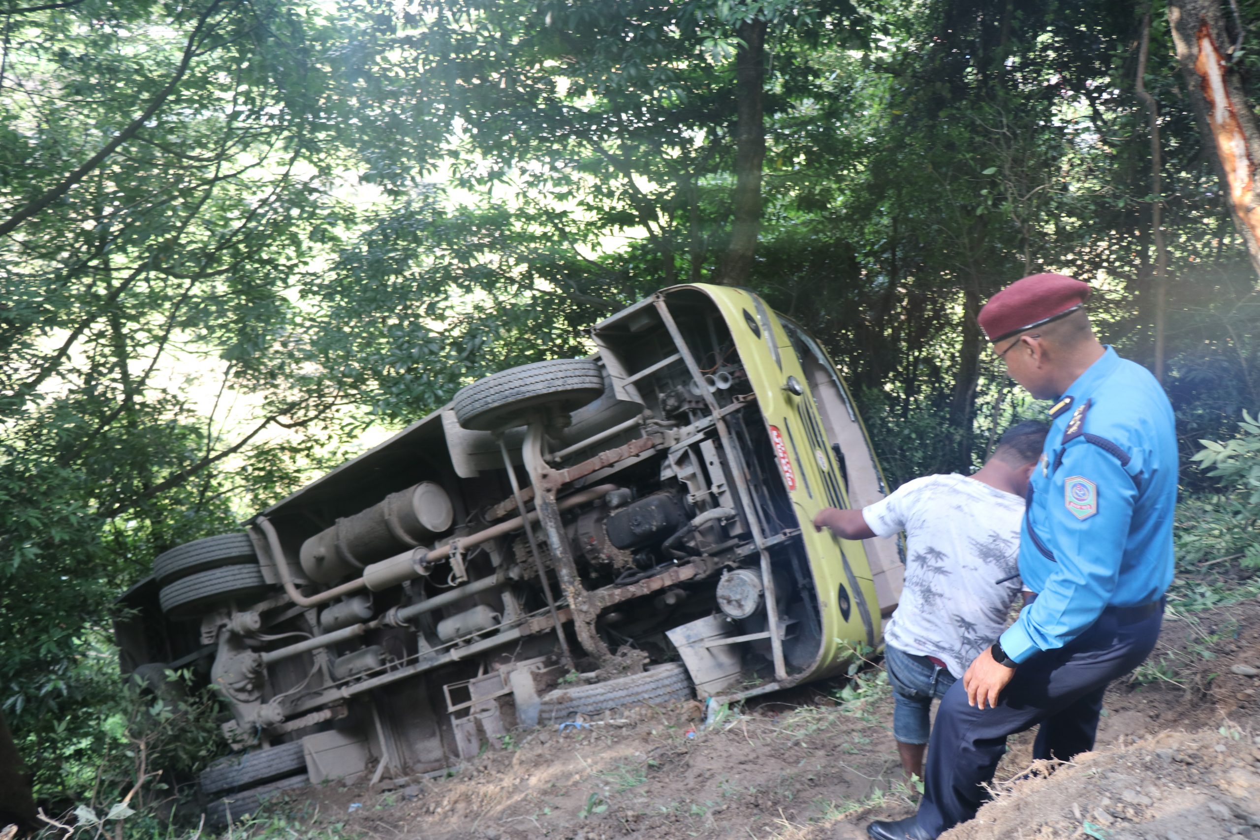 अस्पतालका कर्मचारी बोकेको बस दुर्घटना हुँदा १ जनाको मृत्यु, ४० जना घाइते