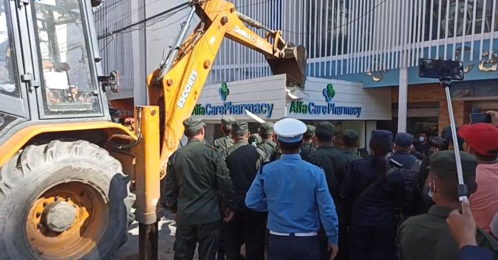 काठमाडौ महानगरपालिकाले चलायो अल्फा केयर फार्मेसीमा डोजर