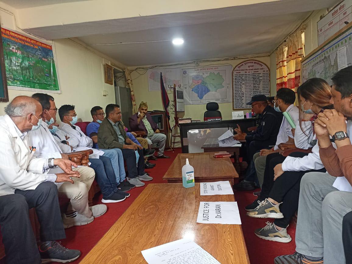चिकित्सक कुटपिट घटनाबारे छलफल गर्न चिकित्सक संघको टोली जुम्लामा 