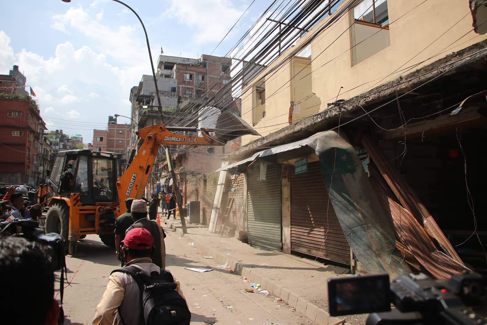 वीर अस्पताल क्षेत्रको अवैध संरचनामा महानगरको डोजर