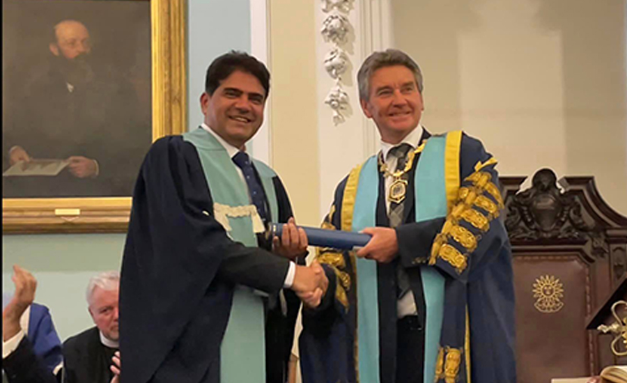 न्युरो सर्जन प्रा. डा. झा ‘फेलो अफ रोयल कलेज अफ सर्जन्स’ अवार्डबाट सम्मानित