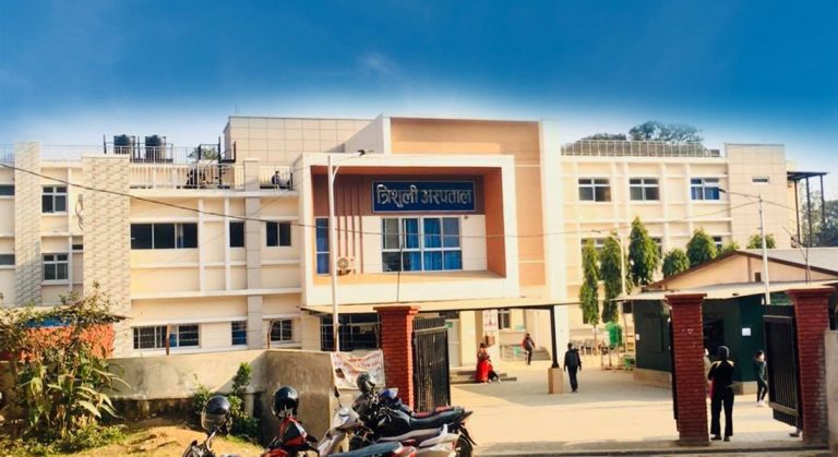 जनआन्दोलनका घाइतेको निःशुल्क उपचार गर्दै त्रिशूली अस्पताल