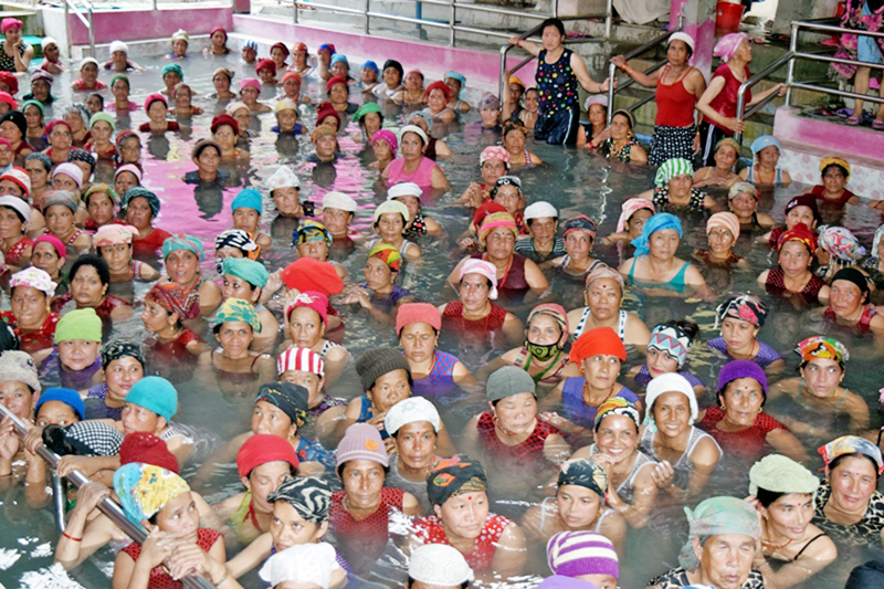 स्वास्थ्य पर्यटनको गन्तव्य बन्दै तातोपानी कुण्ड