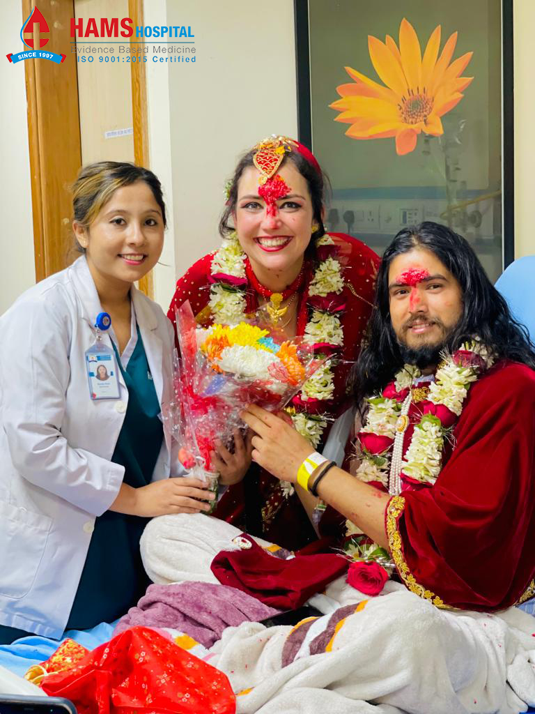 शल्यक्रियाले रोकिएन साइत: ह्याम्सको शैयाबाटै धुमधामसँग विवाह