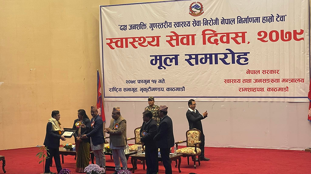 वरिष्ठ कन्सल्ट्यान्ट सर्जन डा. प्रकाश क्षेत्रीलाई उत्कृष्ट स्वास्थ्य सेवा पुरस्कार, क–कसले पाए स्वास्थ्य सेवा पुरस्कार ?