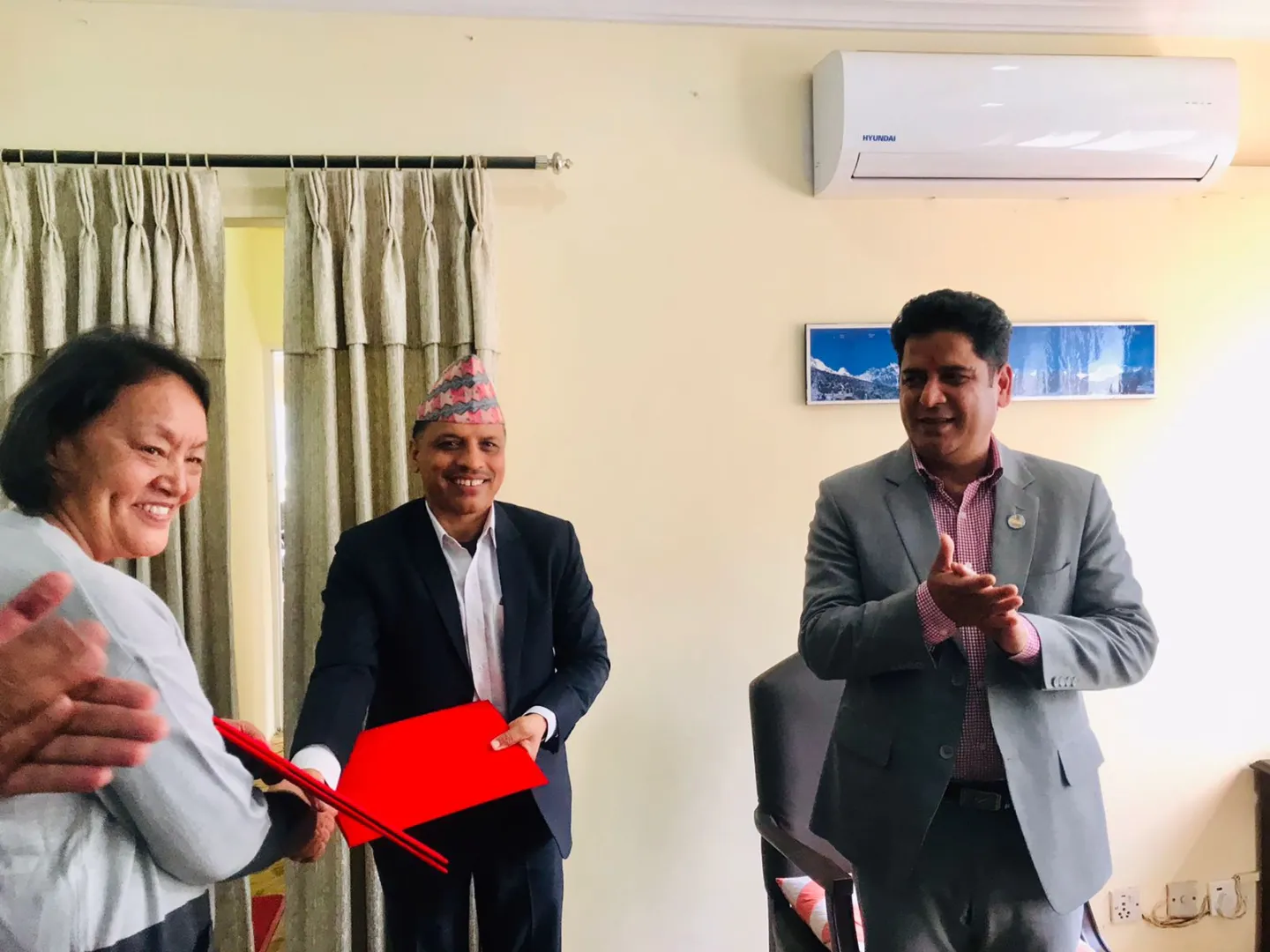 अब हेटौँडाबाट आँखाको इन्ट्रा अकुलर लेन्स उत्पादन गरिने