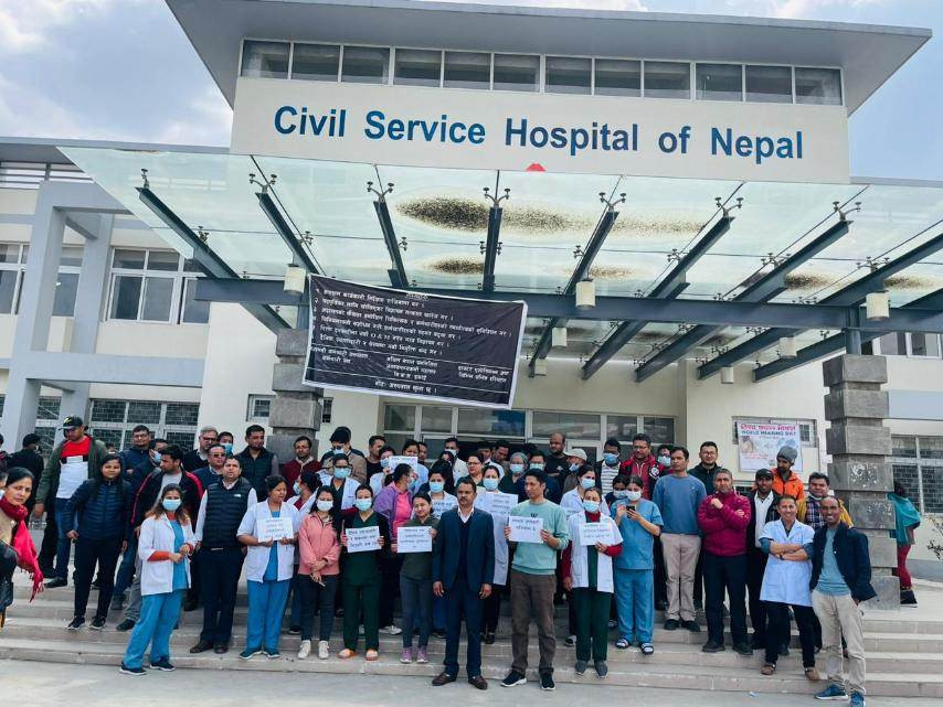 निजामती कर्मचारी अस्पतालका चिकित्सक तथा कर्मचारीहरु आन्दोलनमा उत्रिए