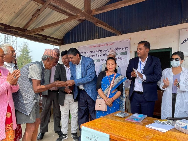 सुनकोशीका दीर्घरोगीहरुलाई निःशुल्क औषधी वितरण