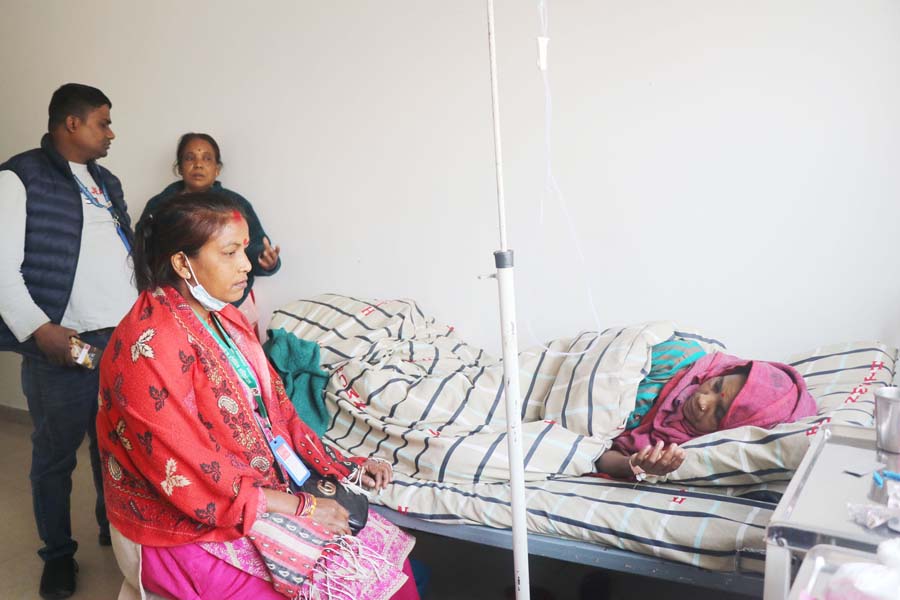 सांसद डा. शर्माद्धारा विपन्न बाटुलीको निःशुल्क उपचार