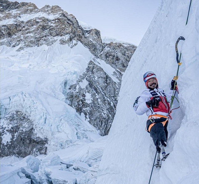 दुवै खुट्टा गुमाएका हरि बुढामगर सगरमाथाको चुचुरोमा