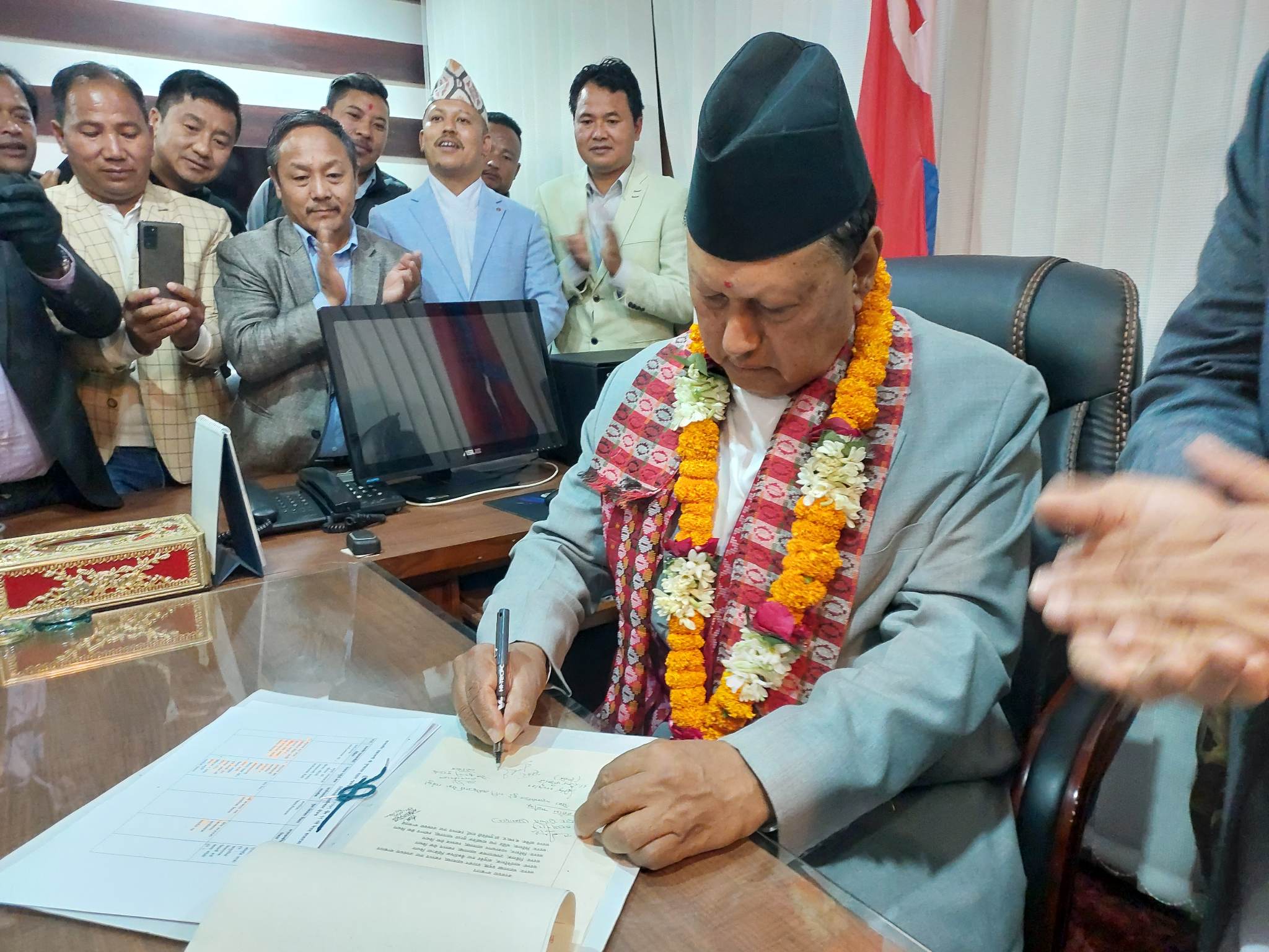 नवनियुक्त स्वास्थ्यमन्त्री मोहन बहादुर बस्नेतद्धारा पद तथा गोपनीयताको शपथ ग्रहण