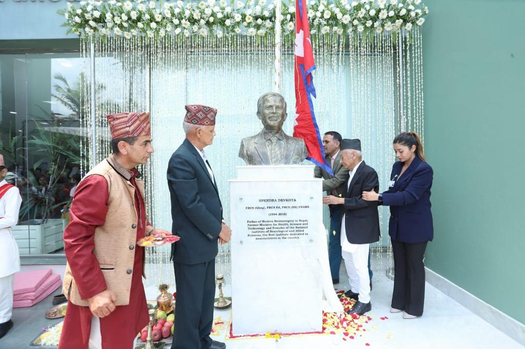वरिष्ठ न्युरो सर्जन स्वर्गीय प्रा.डा. उपेन्द्रप्रसाद देवकोटाको प्रतिमा अनावरण