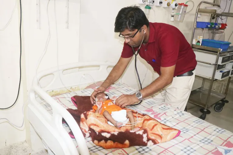 २७ दिनको नवजात शिशुको जटिल शल्यक्रिया सफल