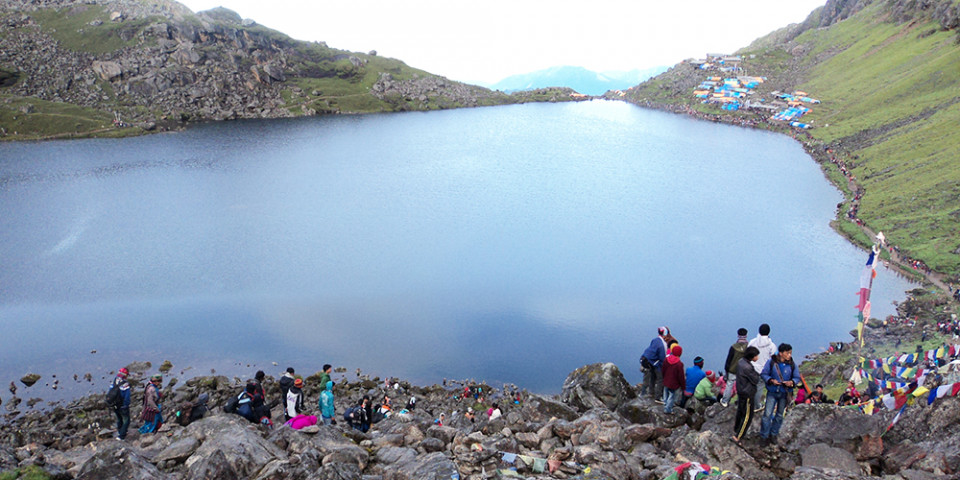 तीर्थयात्रीको उपचारका लागि चिकित्सकको समूह गोसाइँकुण्डमा