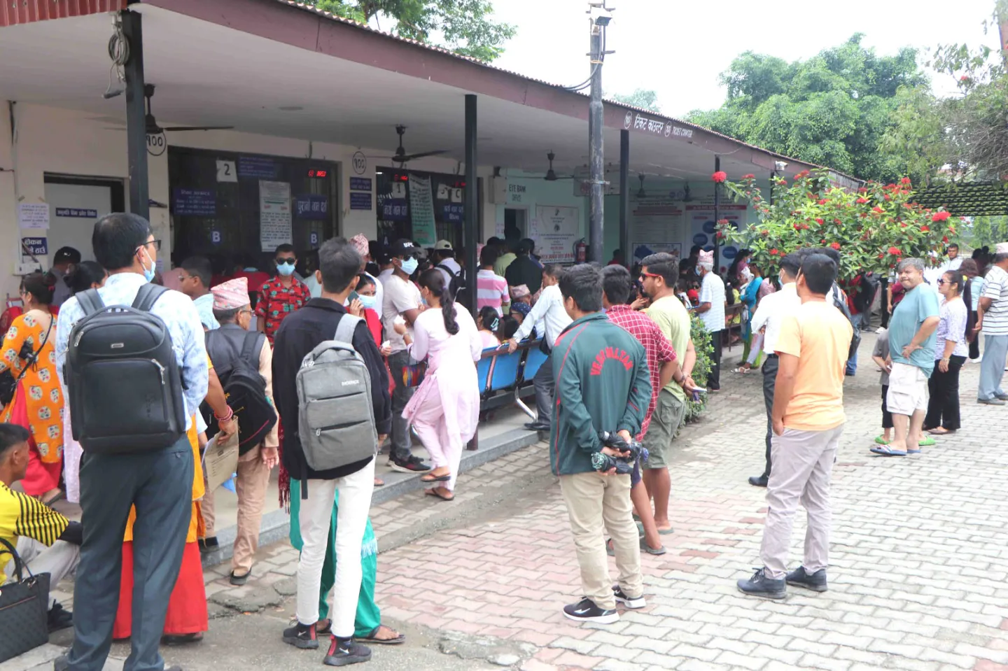 आँखा पाक्ने रोगका बिरामीले अस्पताल भरिभराउ, जनशक्ति व्यवस्थापन र औषधिको आपूर्तिमा कठिनाइ