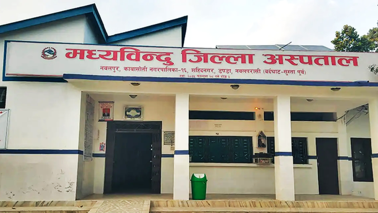 मध्यविन्दु जिल्ला अस्पतालः भवन साँघुरो हुँदा सेवा प्रवाहमा समस्या