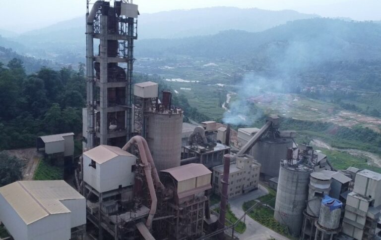 सिमेन्ट उद्योगको प्रदूषणबाट बिरामी: स्थानिय भन्छन–‘ज्यान बचाउन थाकथलो छाडेर जानुपर्ने अवस्था आयो’